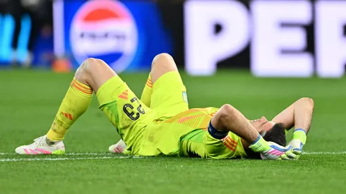 Dibu Martínez se queda sin pan ni pedazo en la Champions League, pese a que el Aston Villa ganó.