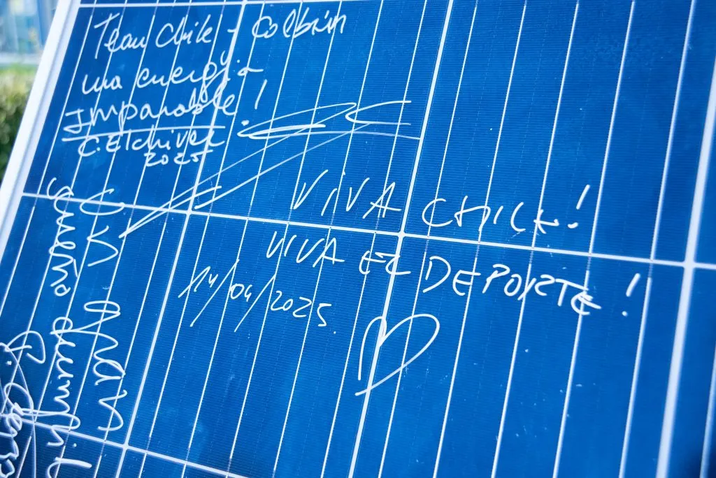 Uno de los paneles solares fue firmado por los deportistas.