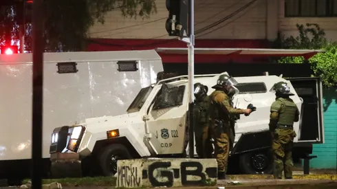 El informe desestimaría la versión de que el vehículo policial pasó sobre una reja.