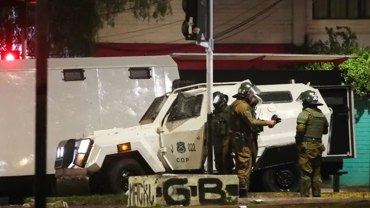 El informe desestimaría la versión de que el vehículo policial pasó sobre una reja.