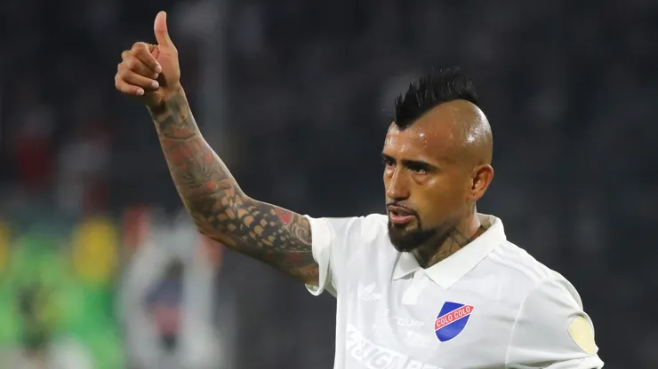 Arturo Vidal jugando por Colo Colo en la Copa Libertadores.