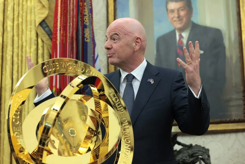 Gianni Infantino en la presentación del trofeo del Mundial de Clubes en la Casa Blanca junto a Donald Trump, presidente de Estados Unidos. (Anna Moneymaker/Getty Images).