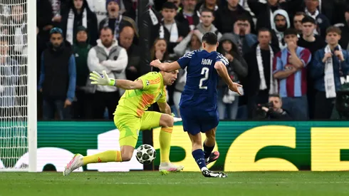 Dibu Martínez fue protagonista en esta jugada, que terminó sellando la suerte de Aston Villa ante PSG.