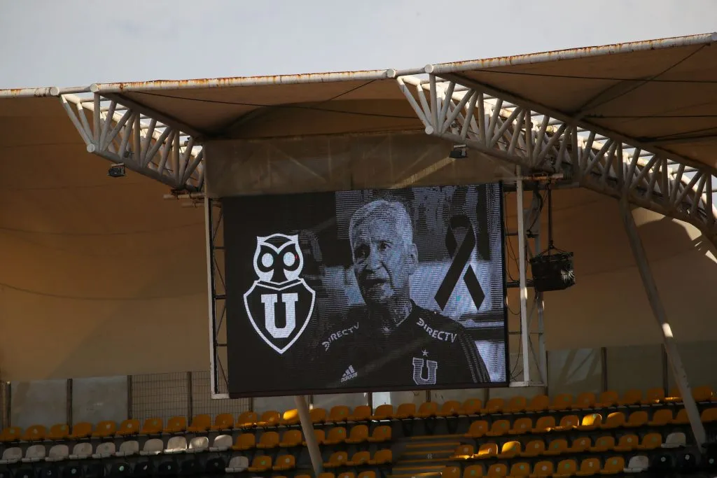 El homenaje ese día por Lorenzo Prieto donde la U tuvo que jugar de igual forma. Foto: Jonnathan Oyarzun/Photosport