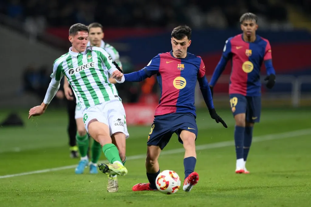 Sergi Altimira disputa un balón con Pedri del FC Barcelona. (David Ramos/Getty Images).