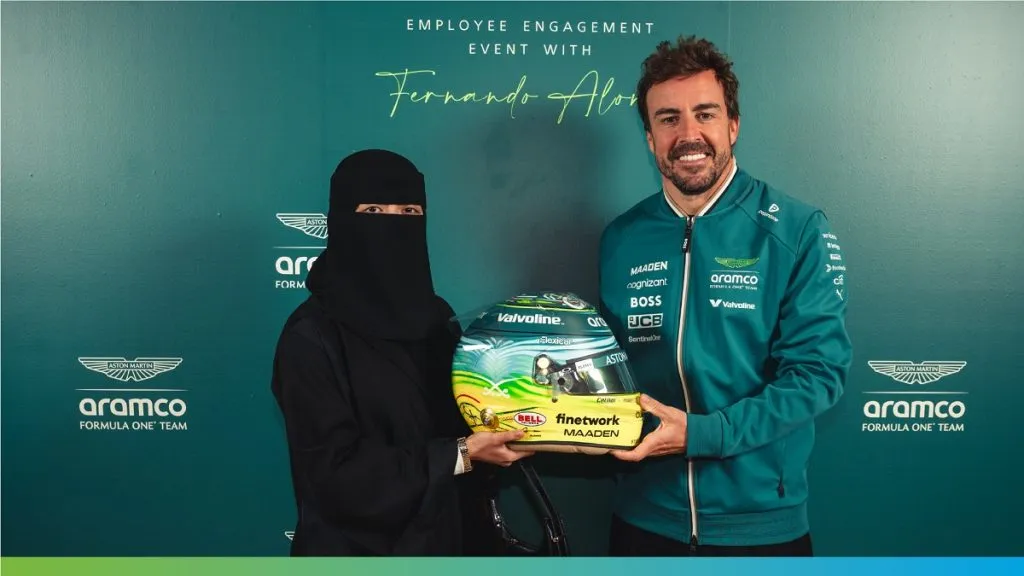 Fernando Alonso y la diseñadora de su casco, Sara Turkestani.