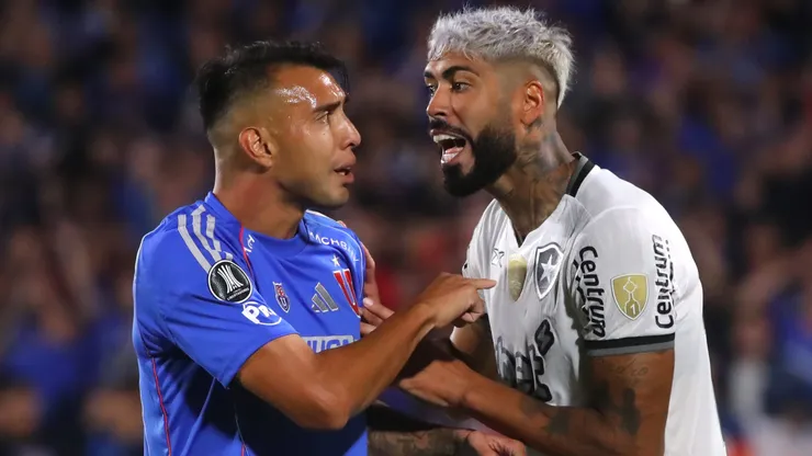 Rodrigo Contreras jugó unos minutos ante Botafogo. En la imagen, ante Alexander Barboza.