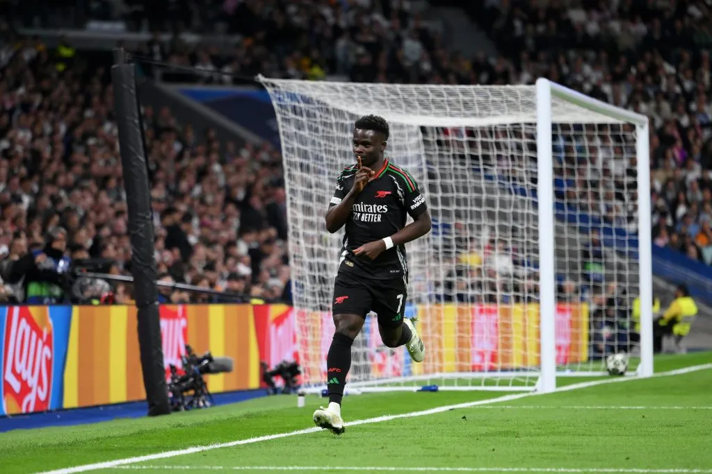 Bukayo Saka celebró silenciando… ¿A Dani Carvajal? Ambos tuvieron un picante cruce en el duelo de Real Madrid y Arsenal. Foto: Getty Images.