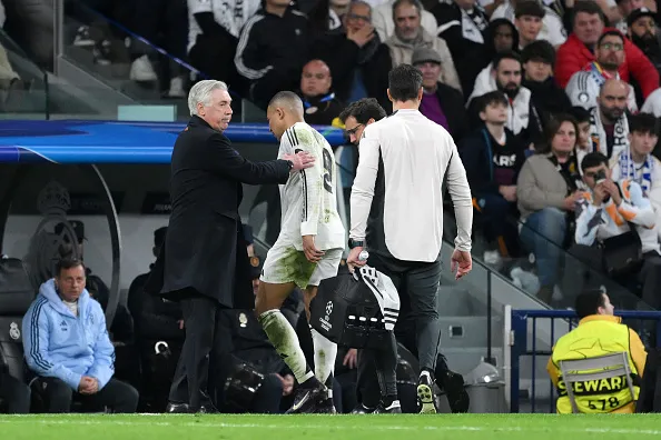 Ancelotti no pudo remontar la llave contra Arsenal y quedó eliminado de la Champions League. (Photo by David Ramos/Getty Images)