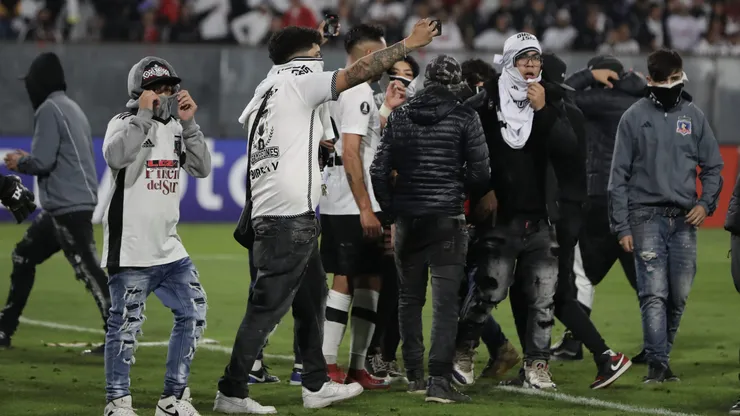 Colo Colo se querelló contra 15 hinchas tras los incidentes en Copa Libertadores.