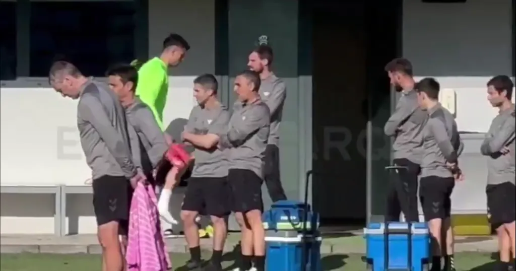 Marc Roca con signos de tristeza por volver a lesionarse, se dirige al gimnasio previo al viaje a Polonia. Foto: El Desmarque.