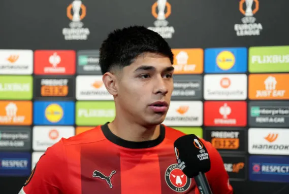 Darío Osorio en una entrevista que concedió en la Europa League. (Getty Images).