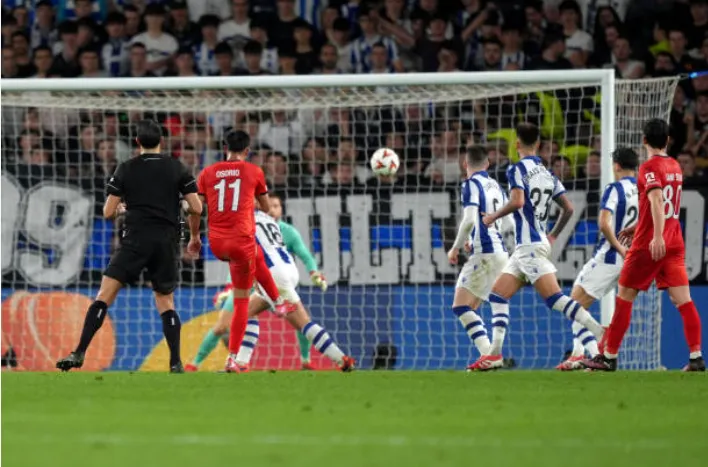 Darío Osorio le anotó un golazo a la Real Sociedad en la Europa League. (Getty Images).