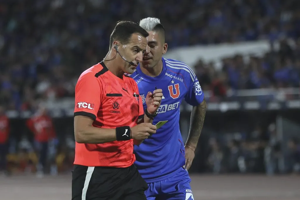 Leandro Fernández pagó caro su tarjeta amarilla ante Botafogo. Foto: Felipe Zanca/Photosport