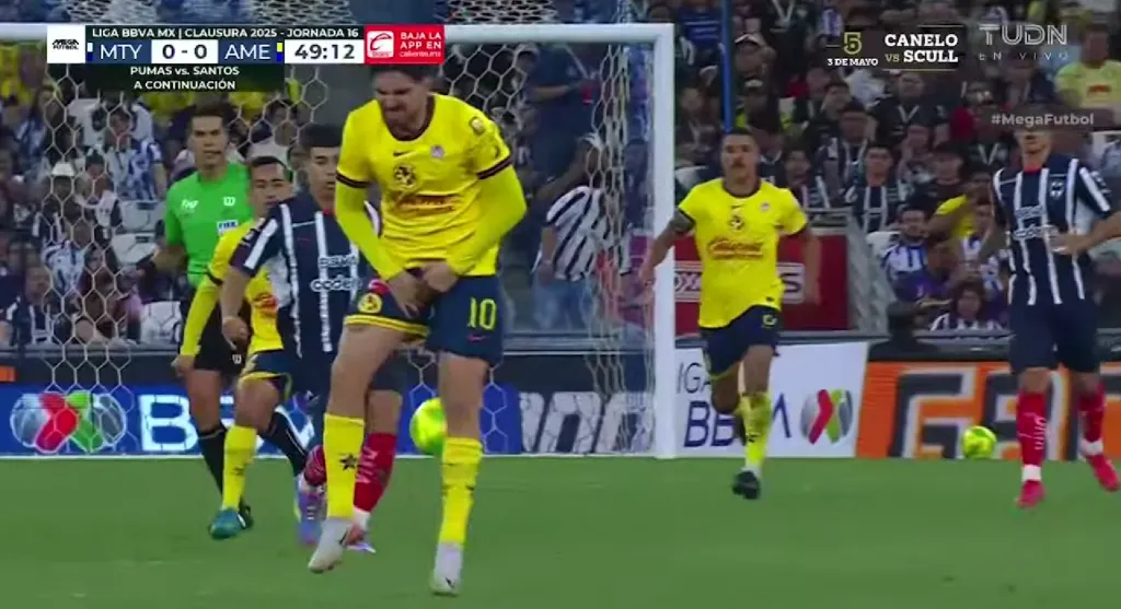 El instante donde Diego Valdés siente la molestia física que lo obligó a salir de la cancha. Foto: TUDN.