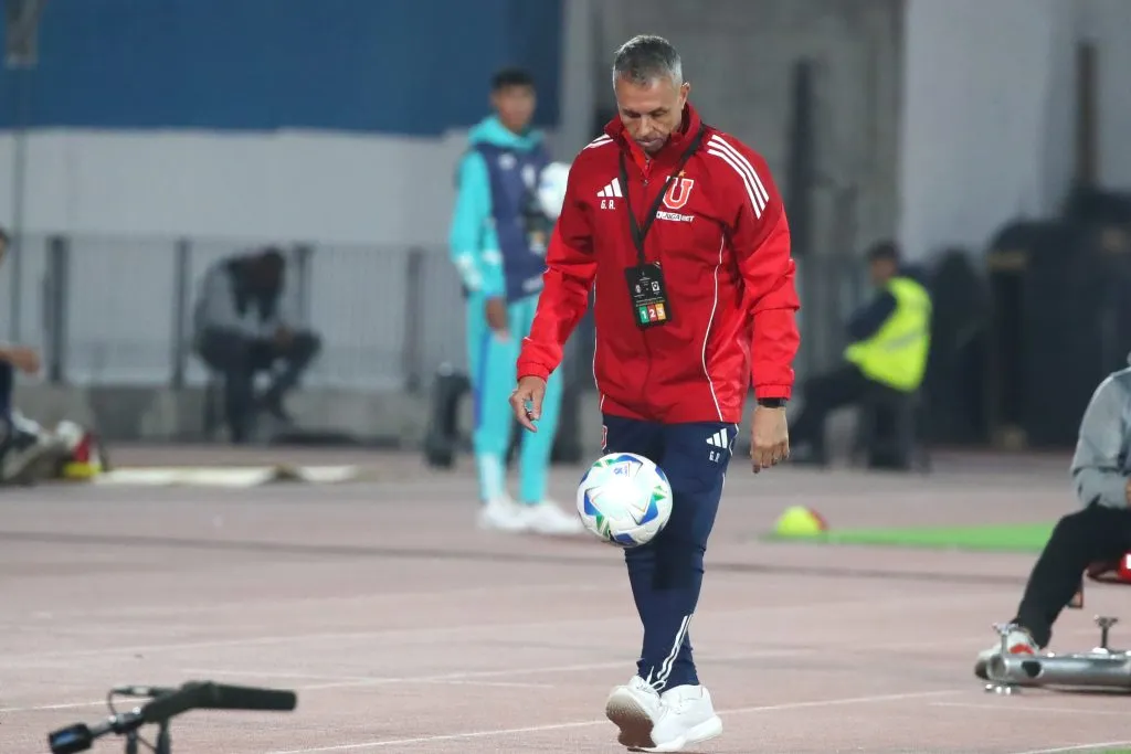 Gustavo Álvarez tiene el balón dominado con su plantel de U de Chile. Foto: Jonnathan Oyarzun/Photosport