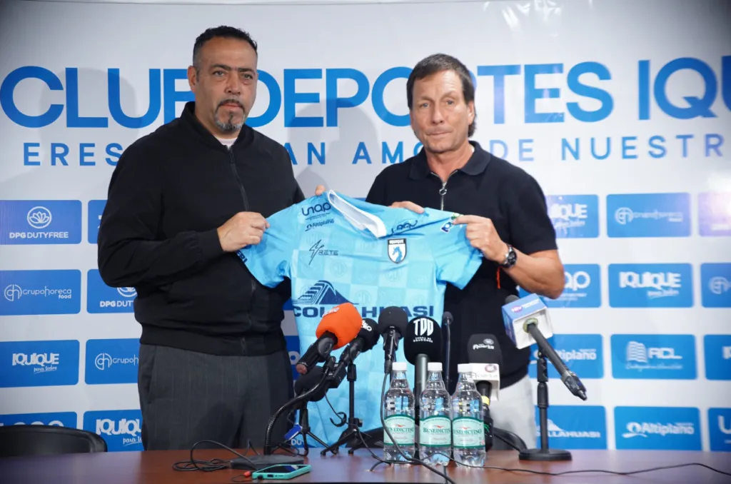 Fernando Díaz junto a Javier Di Gregorio en la presentación. (Foto: Club Deportes Iquique).