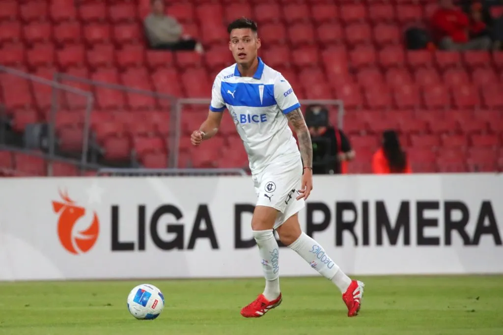 Alfred Canales pasará de “cortado” por Tiago Nunes a titular en Católica (Photosport)