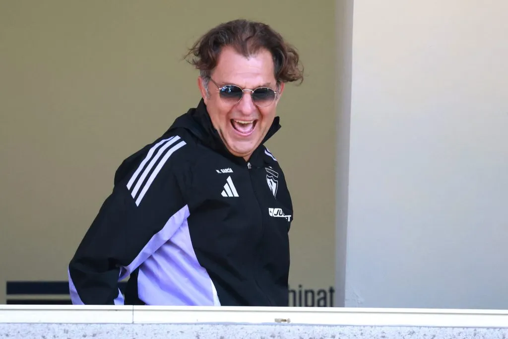 Mosa estuvo en Puerto Montt acompañado de Carlos Caszely en la Gira Centenario. (Eduardo Fortes/Photosport).