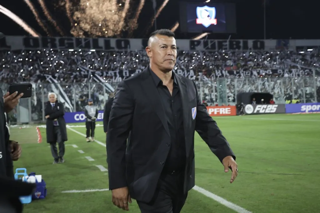 Jorge Almirón ha luchado en la última semana con los distractores que ha dejado la tragedia en Colo Colo. Foto: Photosport.