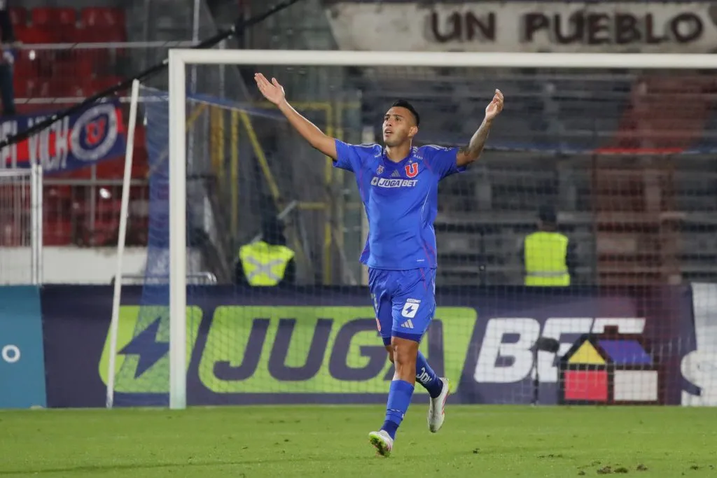 Rodrigo Contreras anotó su primer gol con la U en el torneo gracias a Charles Aránguiz. Foto: Photosport.