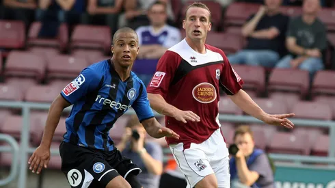 Joe Thompson de Rochdale y Andy Holt de Northampton Town en 2009.