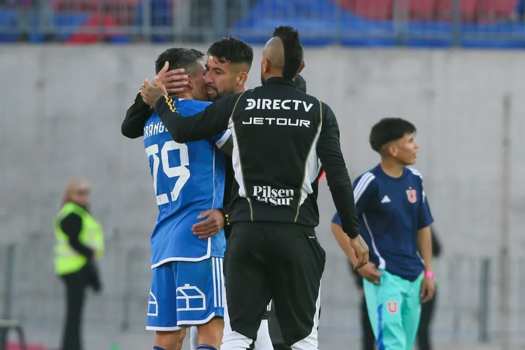 La U no se queda fuera del centenario de Colo Colo. Foto: Jonnathan Oyarzun/Photosport