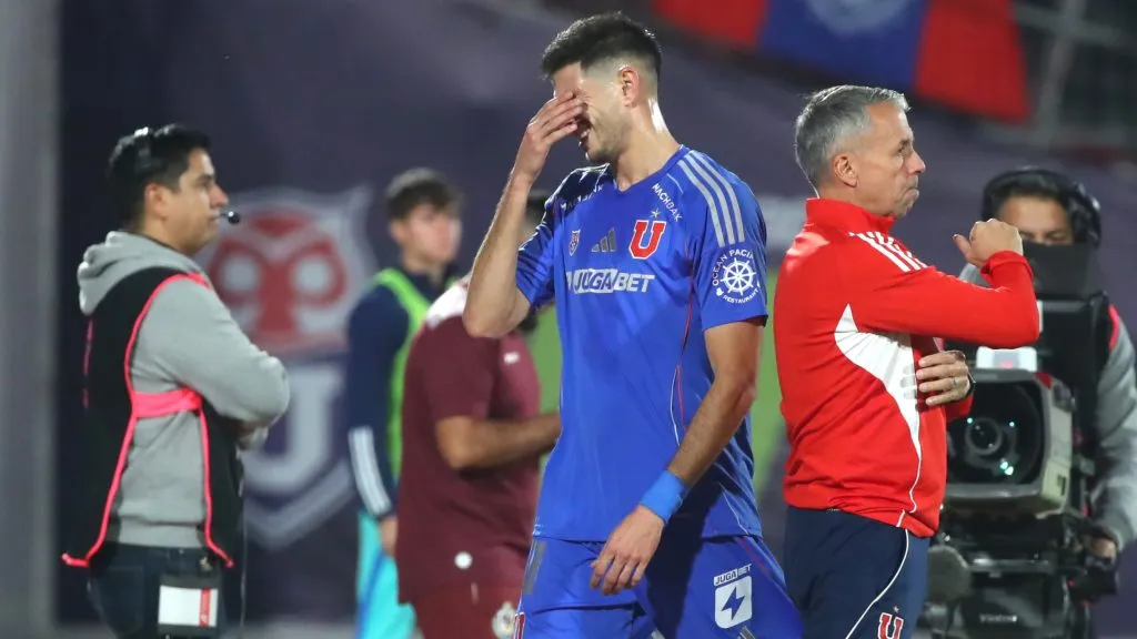 Lucas Di Yorio salió lesionado del último partido de la U y tiene preocupados a los hinchas. Foto: Photosport.
