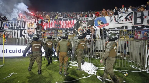 La relación entre los hinchas albos y Carabineros no siempre ha sido conflictiva.