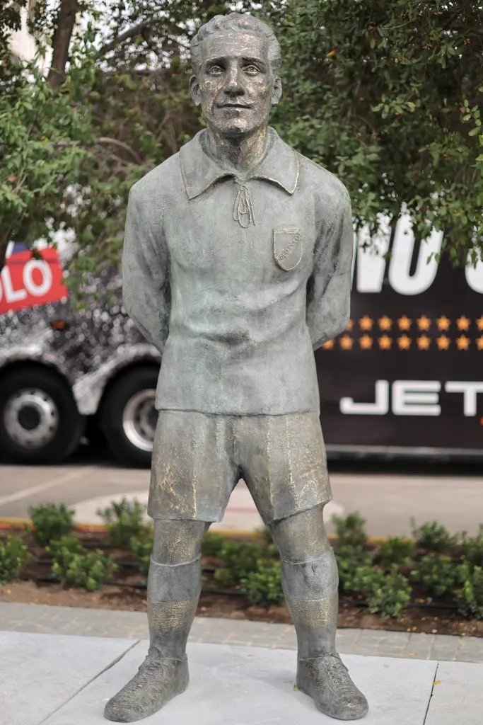 La escultura de don David Arellano está en el Estadio Monumental