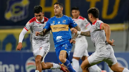 Rodrigo Pineiro de Everton disputa el balón con la defensa de Unión La Calera durante un partido de la Copa Chile.