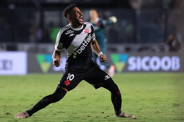 Dimitri Payet celebra un gol marcado por Pablo Vegetti, del Vasco da Gama, en marzo de 2025 (Getty Images).