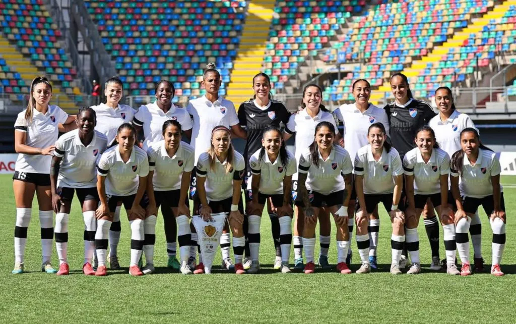 Las albas jugaron esta tarde ante la U con la camiseta del centenario. | Foto: Colo Colo.