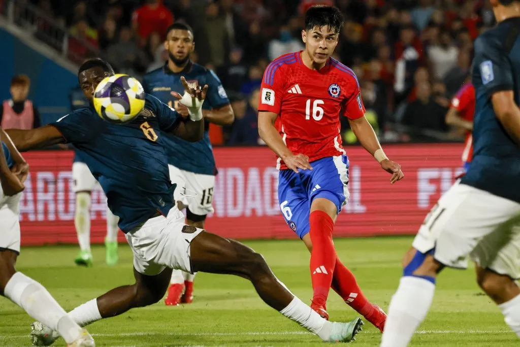 Darío Osorio contó que sufre con los viajes a Chile desde Dinamarca | Photosport