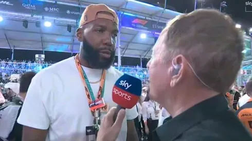 Martin Brundle y Russell Okung debe cortar entrevista.