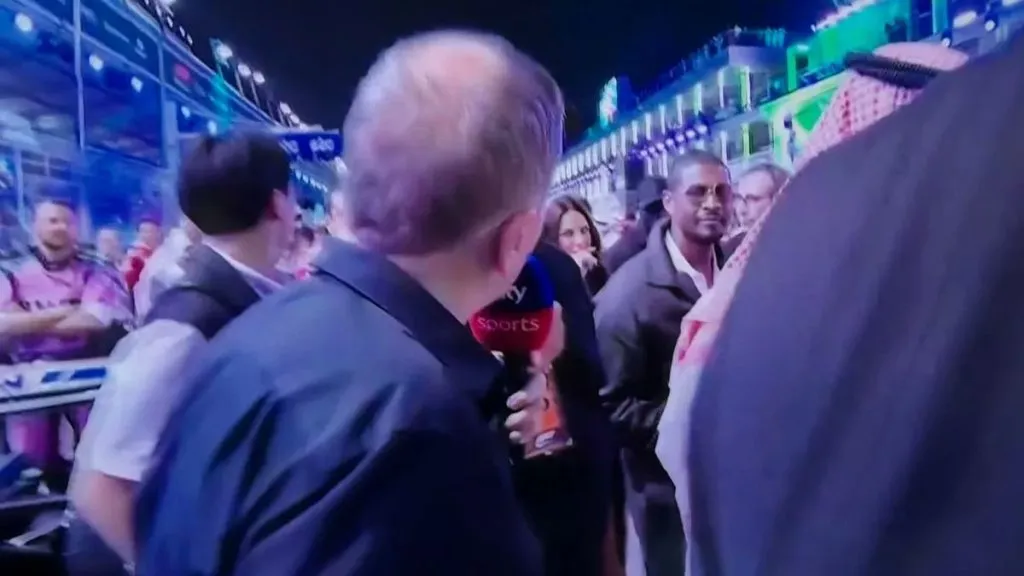 Martin Brundle ignorado por Usher (Captura).