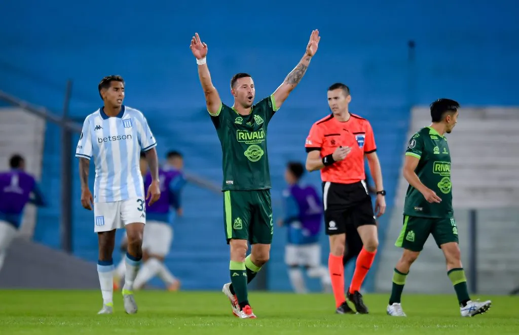 Luciano Pons le marcó uno de los goles de la victoria por 2-1 de Bucaramanga en cancha de Racing | Photosport
