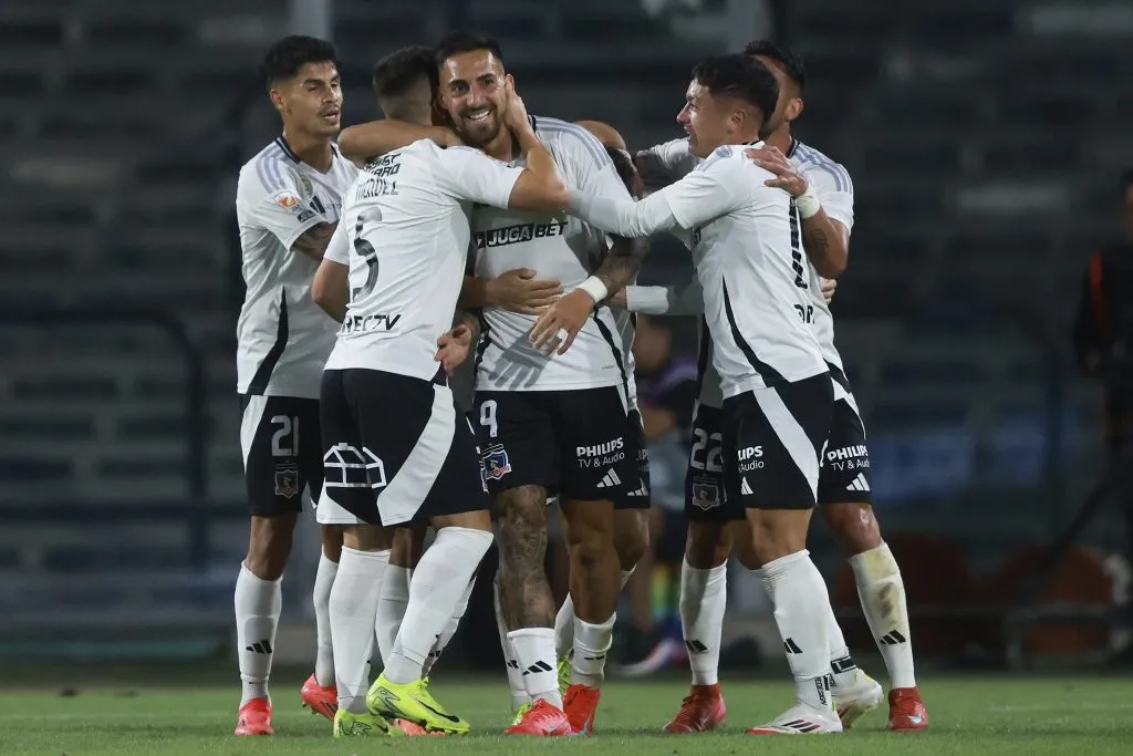 Colo Colo tiene siete puntos y en el mejor de los casos si gana sus tres partidos pendientes puede llegara 18 unidades. | Foto: Photosport.