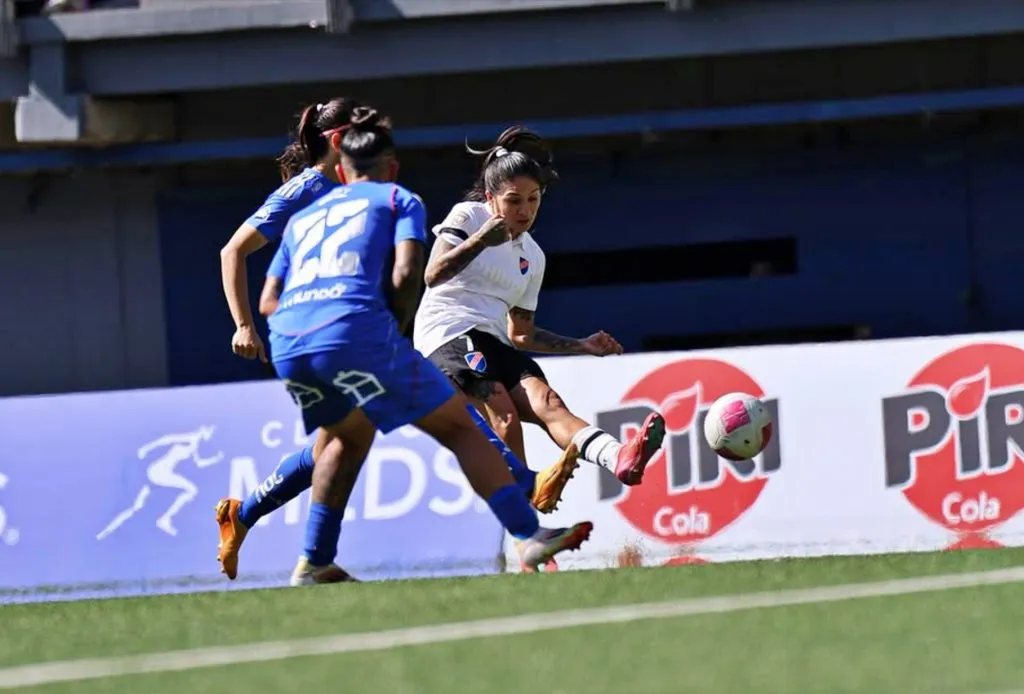 Yenny Acuña le anotó un golazo a Universidad de Chile en esta goleada por 4-0 del Cacique. | Foto: Colo Colo.