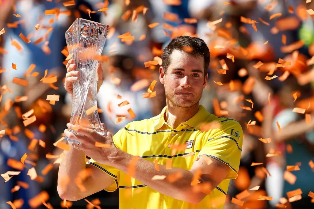 John Isner con el trofeo del Miami Open 2018 (Getty Images).