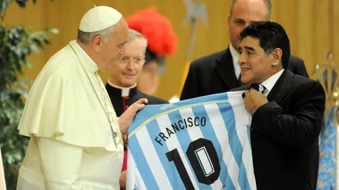 Este lunes falleció el Papa Francisco, lo que sacude a Italia y obliga al fútbol a suspender sus actividades.