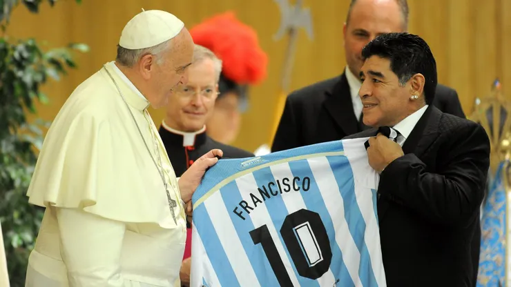 Este lunes falleció el Papa Francisco, lo que sacude a Italia y obliga al fútbol a suspender sus actividades.