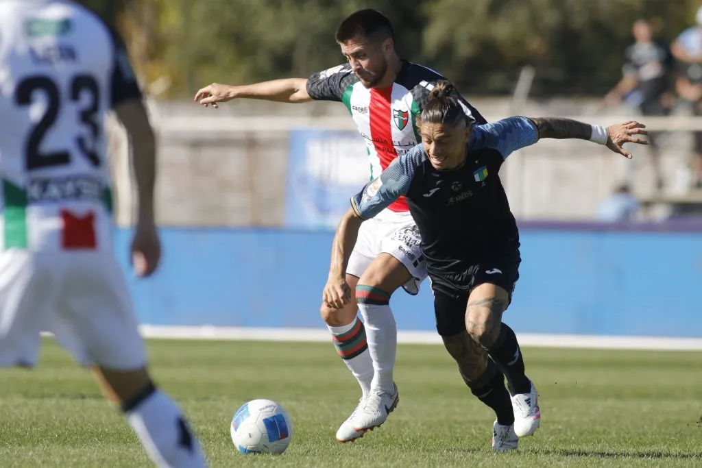 Joaquín Montecinos jugando por O’Higgins ante Palestino. Foto: Jorge Loyola/Photosport