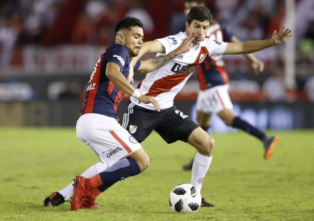 Paulo Díaz en acción por San Lorenzo ante River, club que defiende actualmente. (Gabriel Rossi/Getty Images).