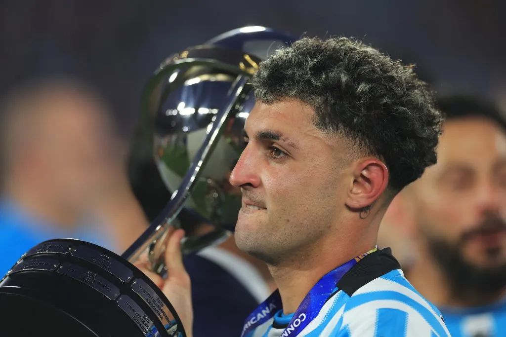Gastón Martirena celebra la Recopa Sudamericana que Racing le ganó a Botafogo. (Buda Mendes/Getty Images).