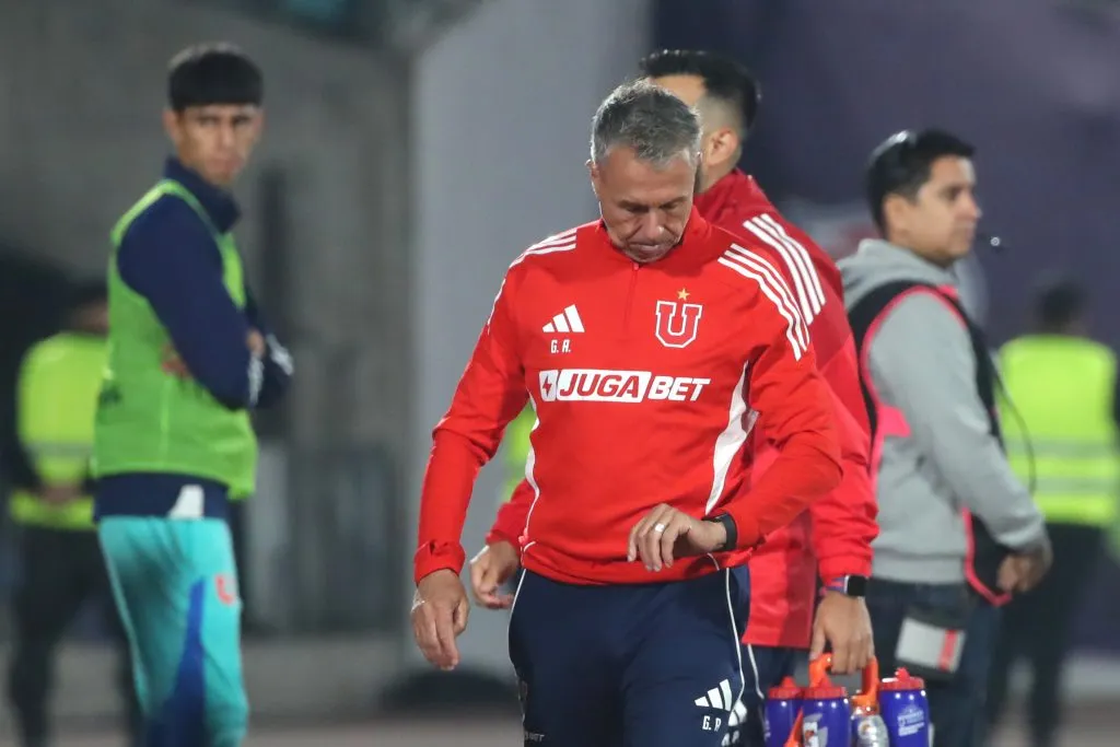 Gustavo Álvarez tiene listo el once de la U. Foto: Jonnathan Oyarzun/Photosport