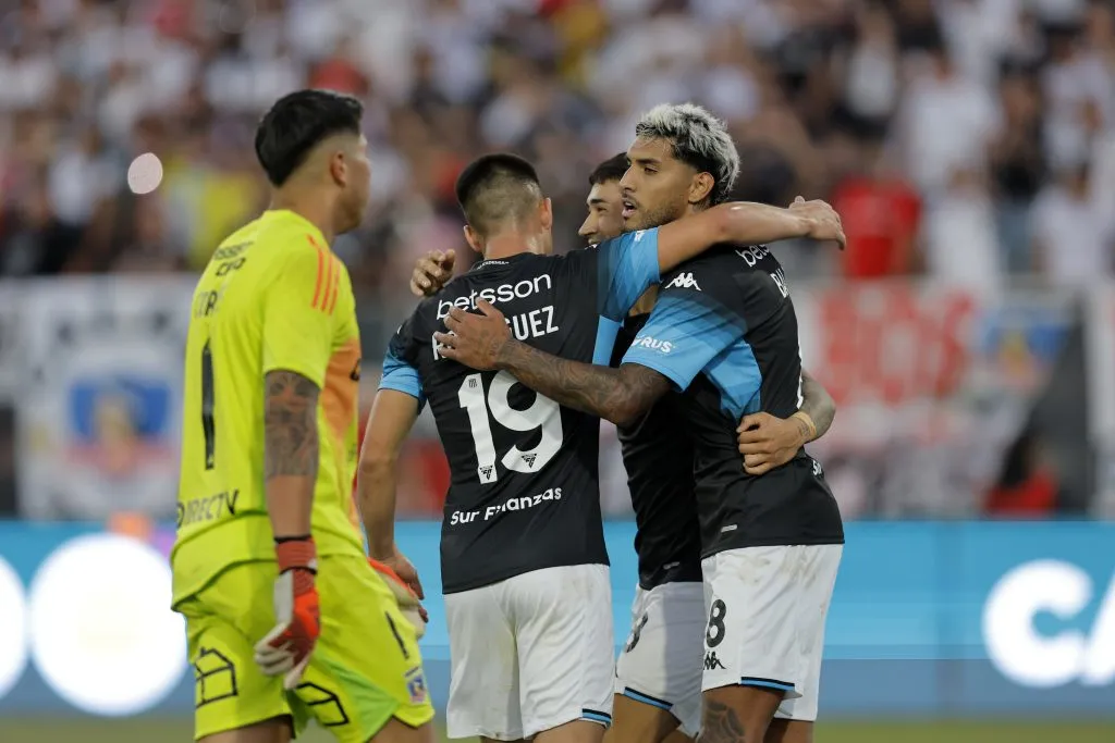 Racing Club celebra uno de los tres goles que le marcó a Colo Colo. (Javier Torres/Photosport).