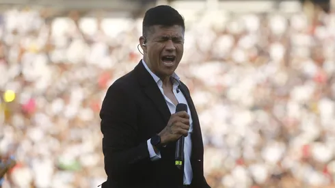 Américo cantó en la despedida de Esteban Paredes ante el estadio Monumental repleto.