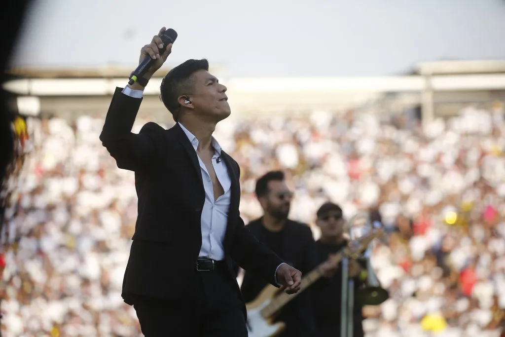 Américo en el estadio Monumental durante la despedida de Paredes. (Jonnathan Oyarzun/Photosport).