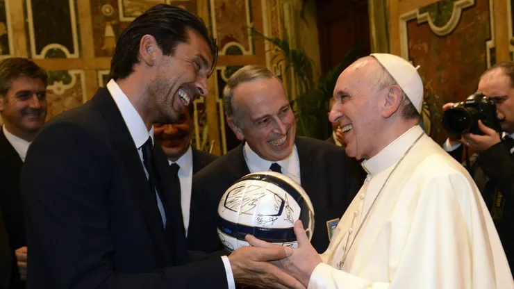 El mundo del fútbol no queda ajena a la partida del líder de la Iglesia Católica.